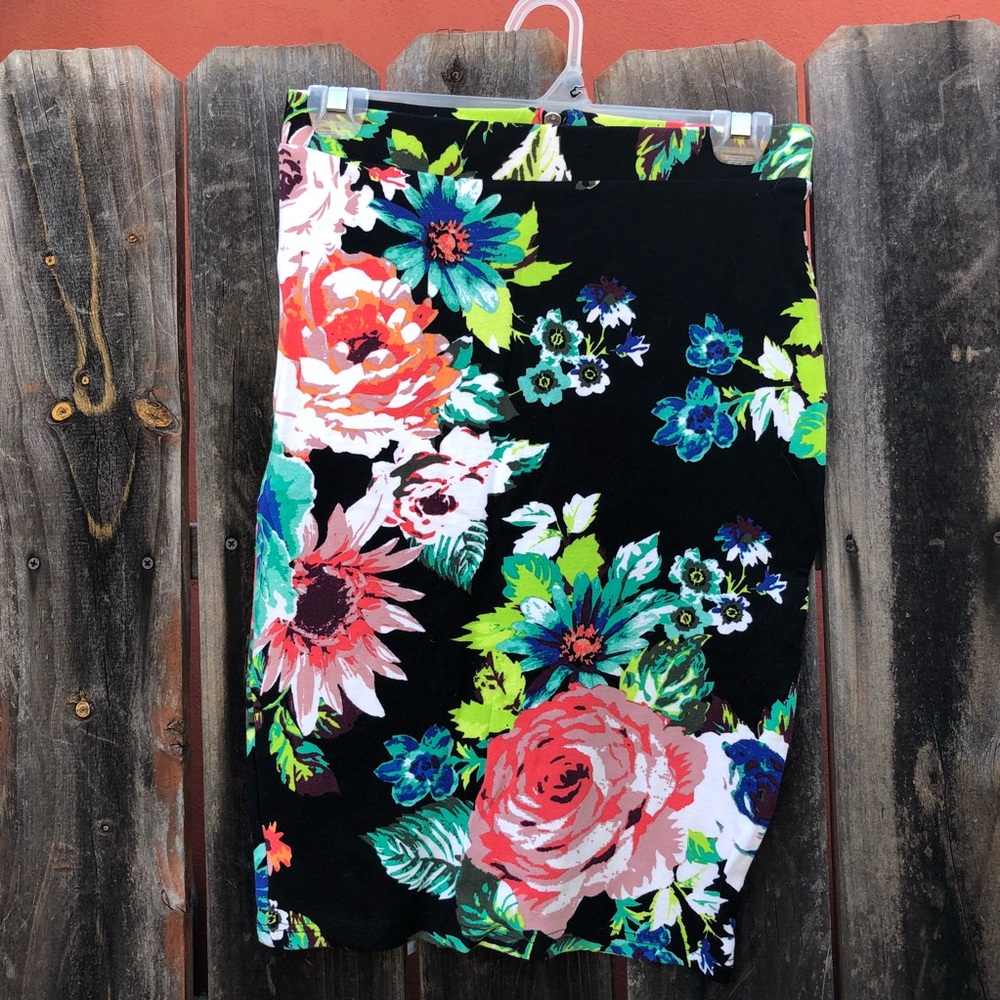 🌺PRICE DROP🌺 Black with Colorful Floral Print